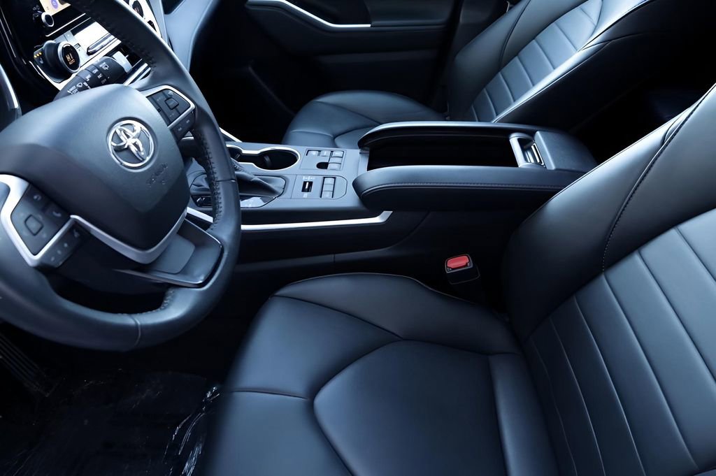 Used 2023 Toyota Highlander XLE image 31