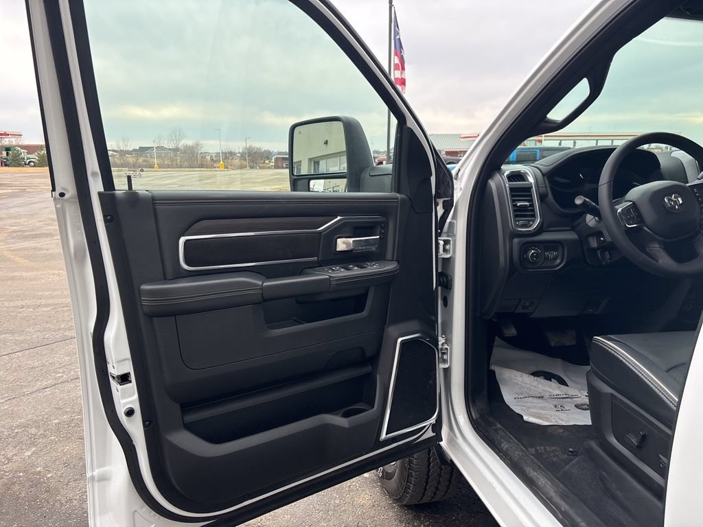 Used 2026 RAM 2500 Laramie AWD/4WD image 14