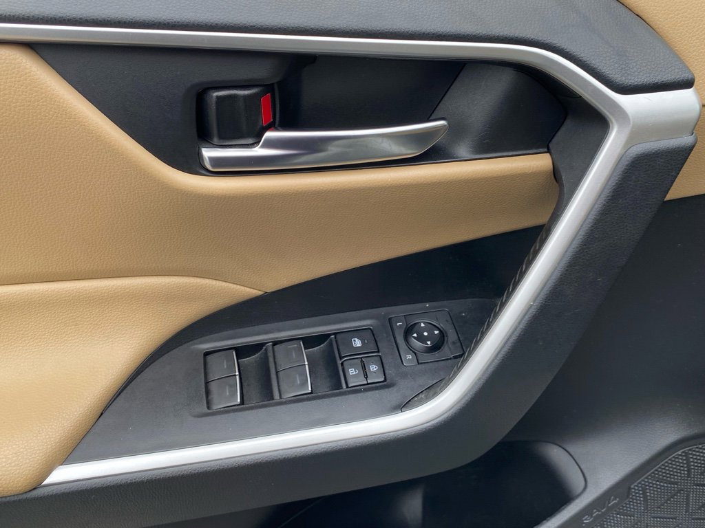 Used 2022 Toyota RAV4 XLE Premium image 19