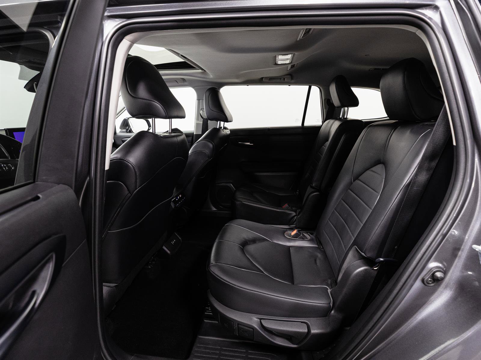 Certified 2023 Toyota Highlander XLE image 6