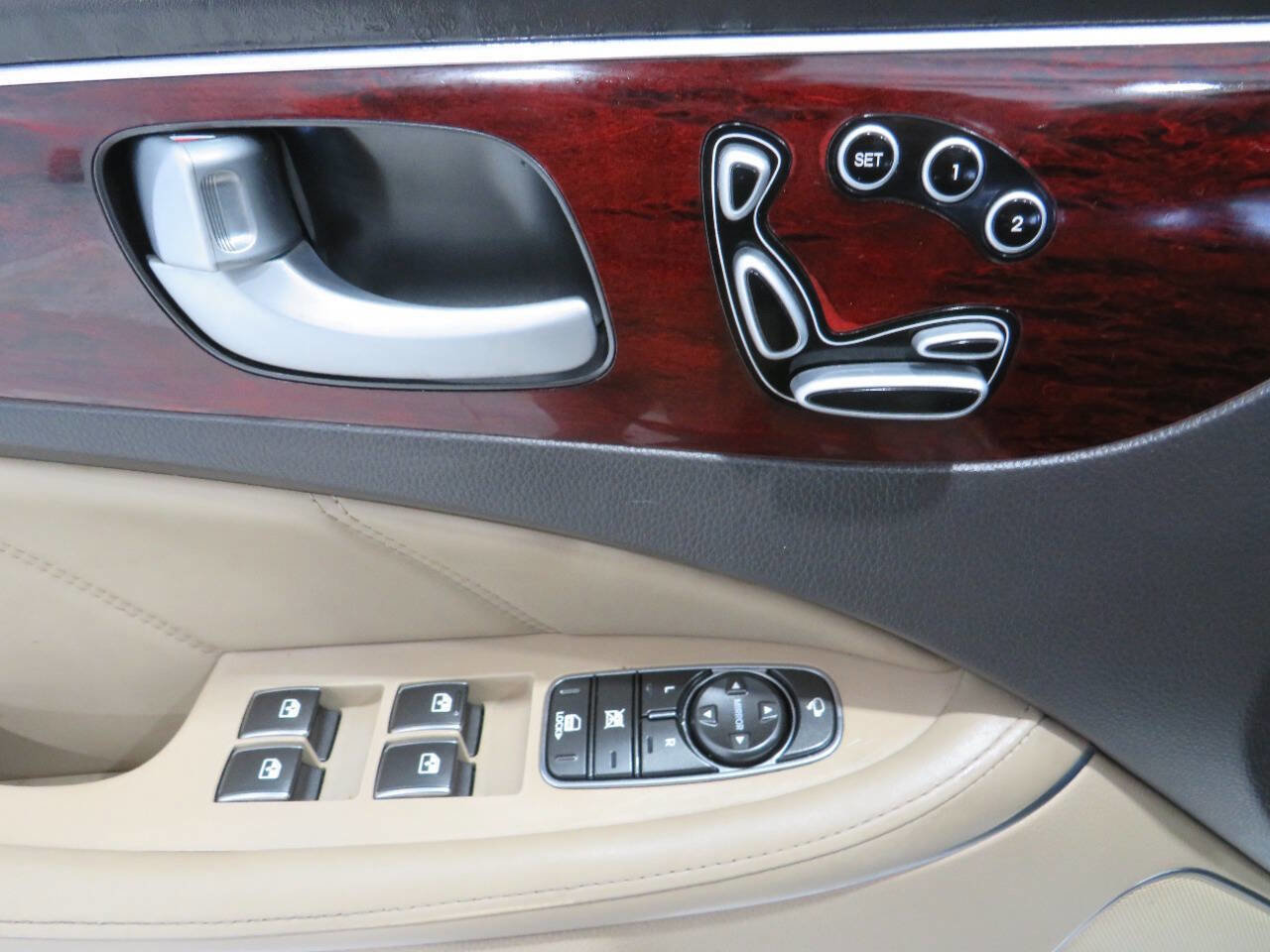 Used 2012 Hyundai Equus Signature image 32