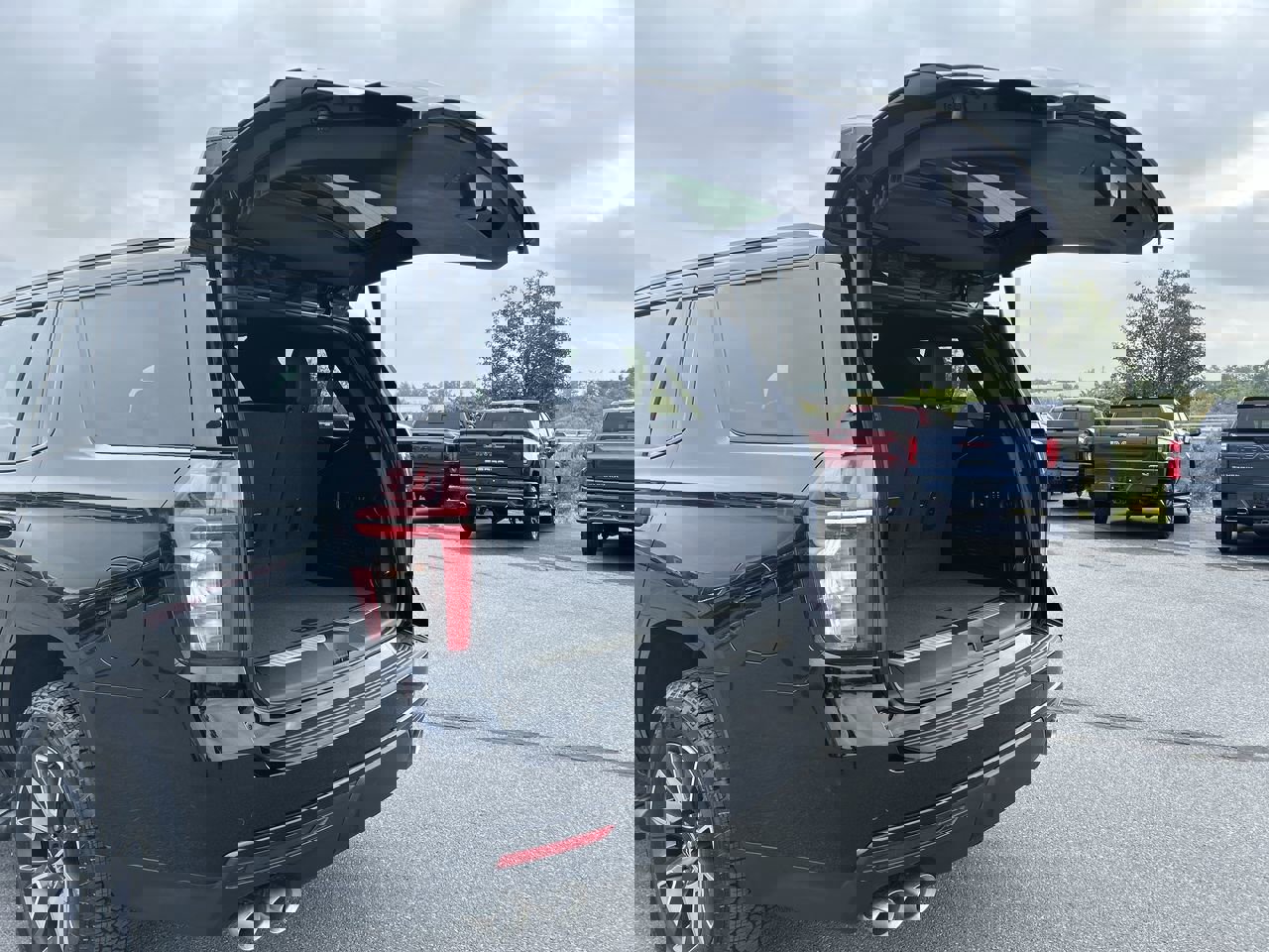 Used 2023 Chevrolet Tahoe Z71 w/ Z71 Off-Road Package image 10