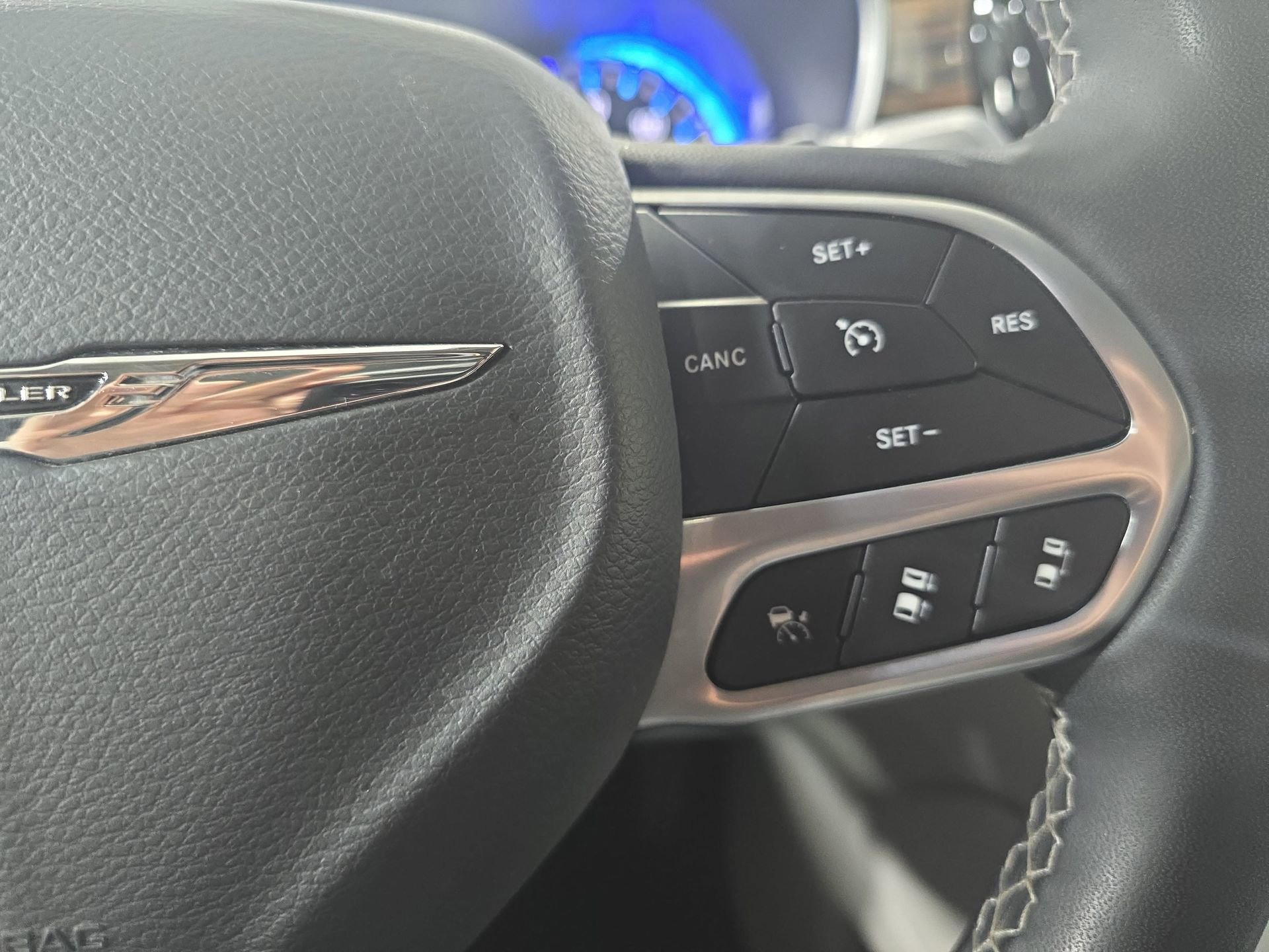 Used 2023 Chrysler Pacifica Limited image 17