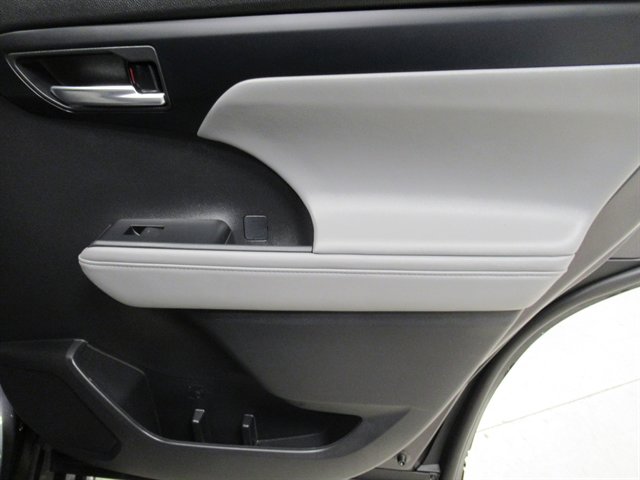 Used 2024 Toyota Highlander XLE image 11