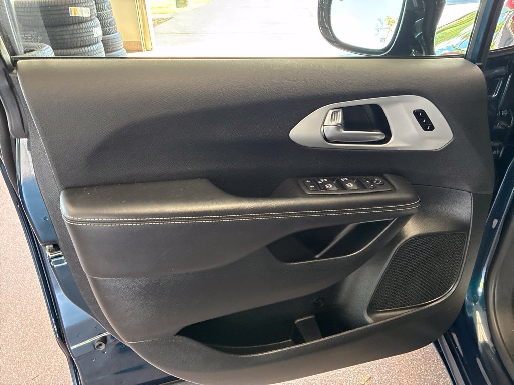 Certified 2025 Chrysler Pacifica Limited FWD image 12
