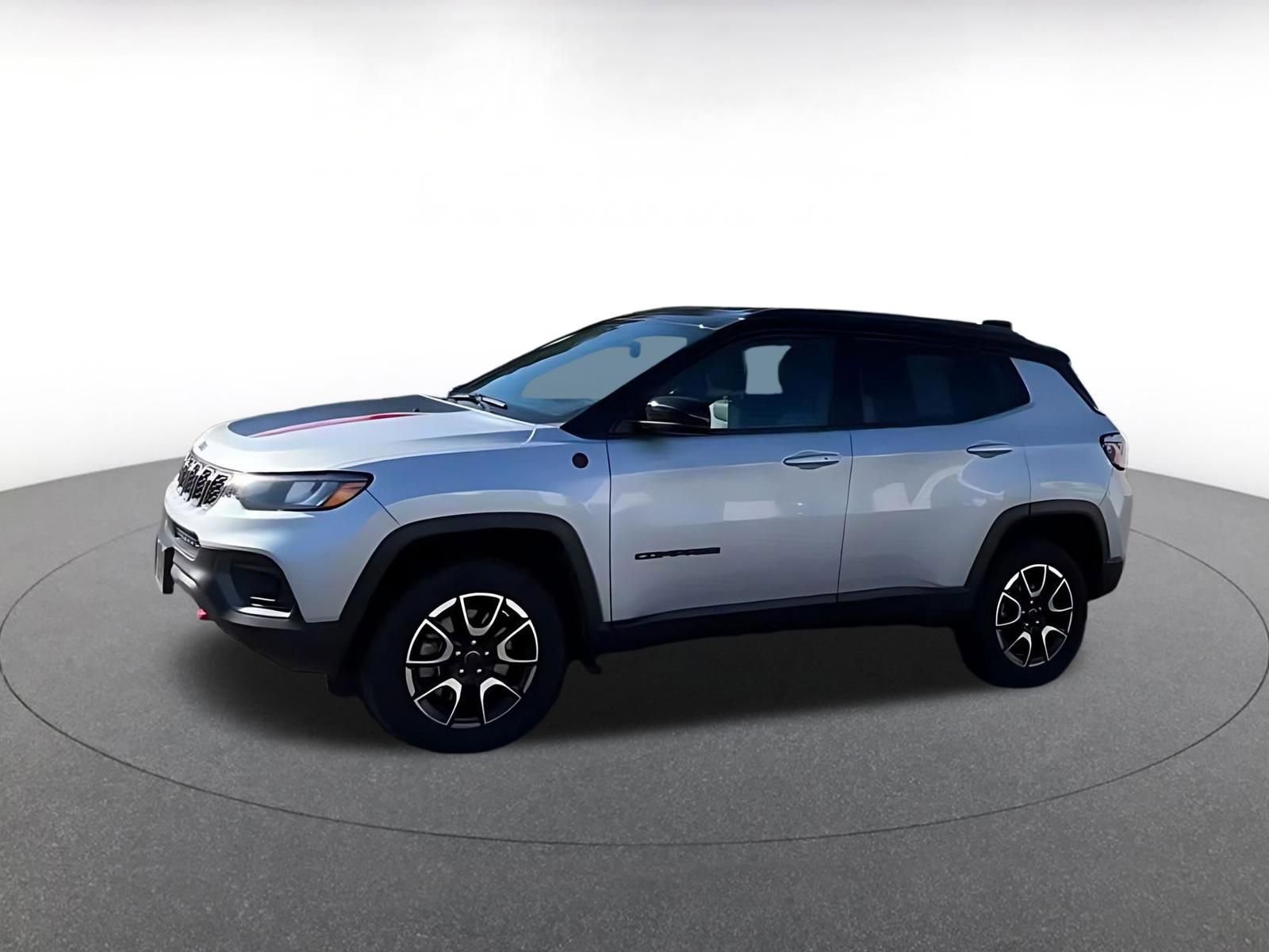 Used 2025 Jeep Compass Trailhawk image 4