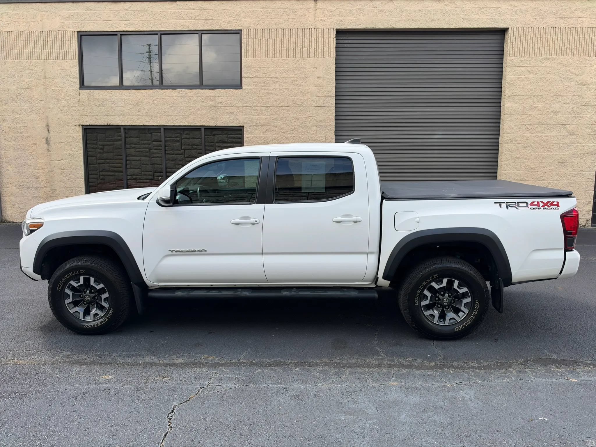 Used 2019 Toyota Tacoma TRD Off-Road w/ Technology Package AWD/4WD image 6