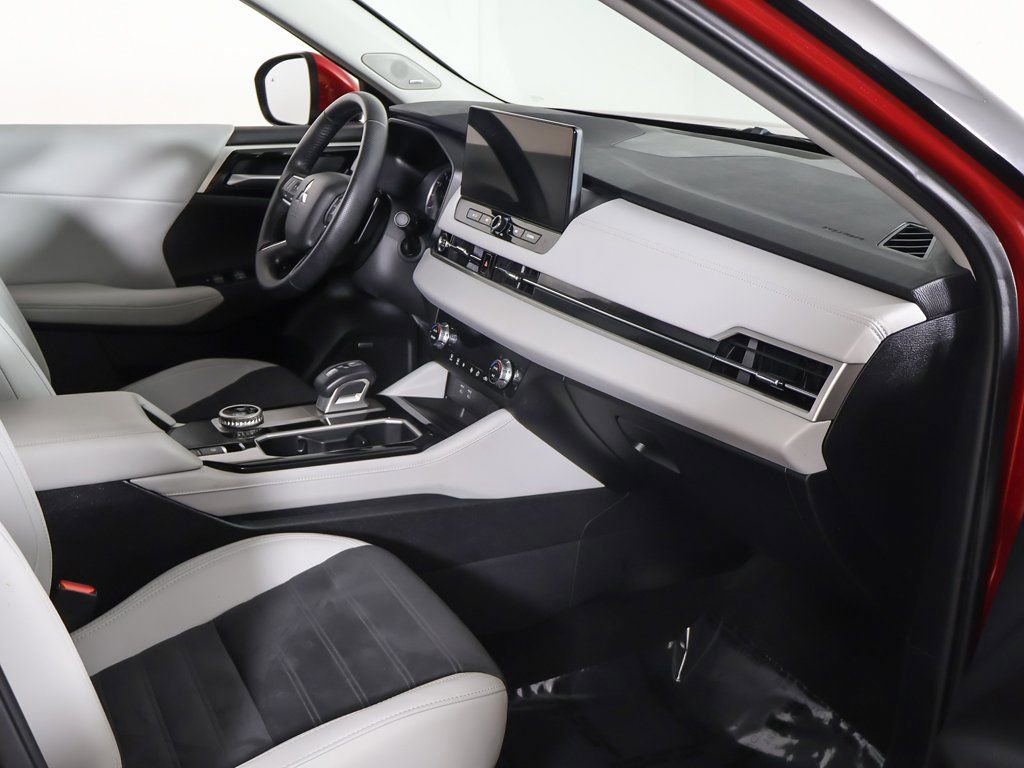 Used 2025 Mitsubishi Outlander SE image 25