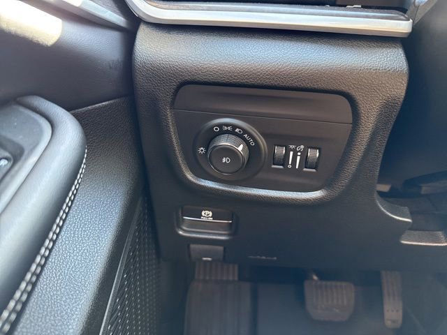 Used 2024 Jeep Grand Cherokee Limited w/ Black Appearance Package AWD/4WD image 15