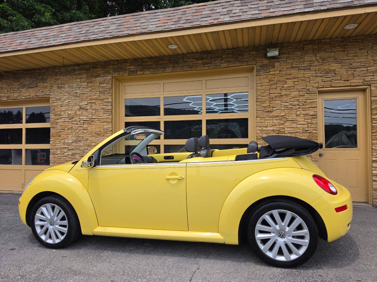 Used 2008 Volkswagen Beetle SE FWD image 5