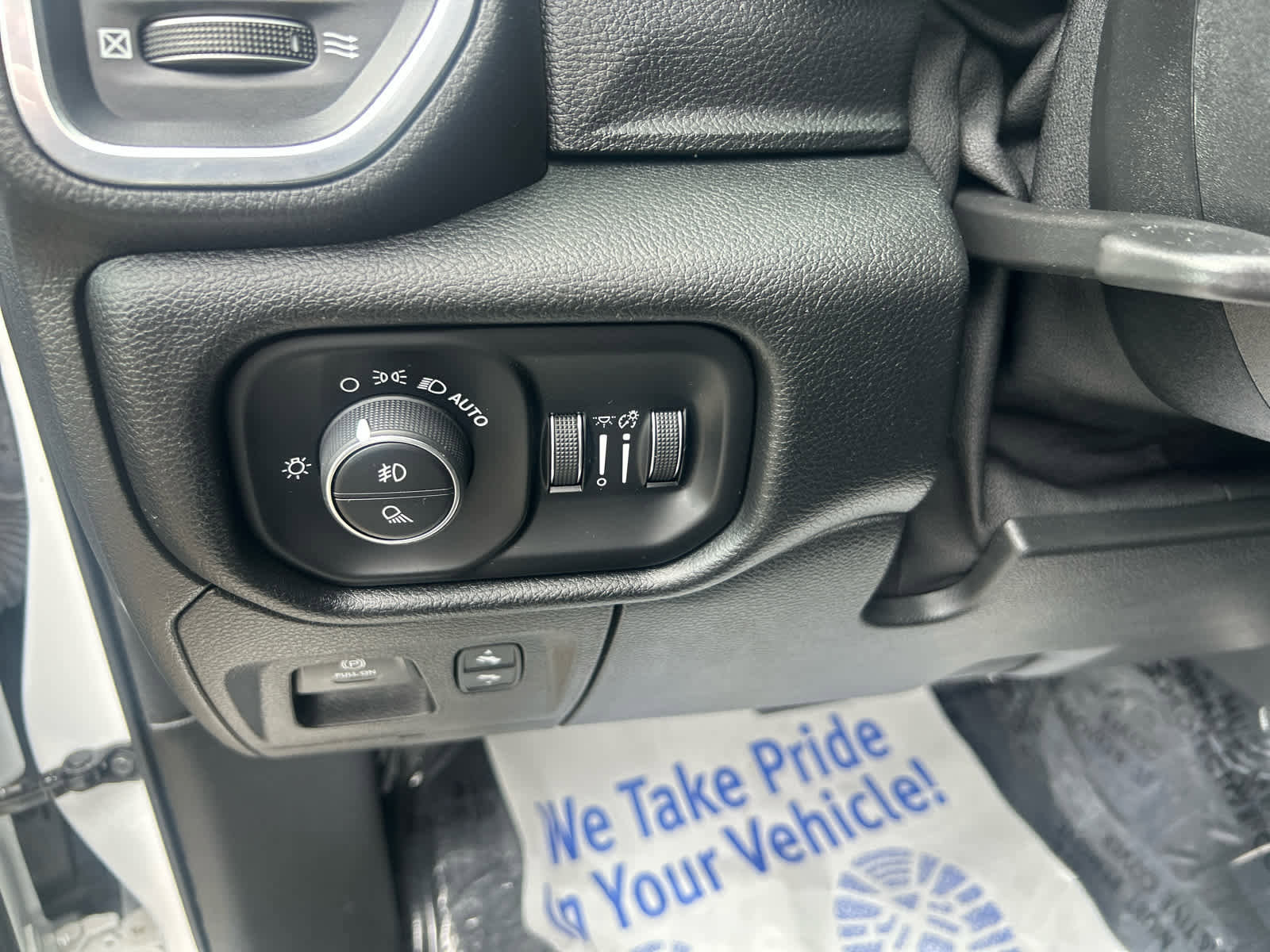 Used 2022 RAM 1500 Laramie w/ Off Road Group AWD/4WD image 14