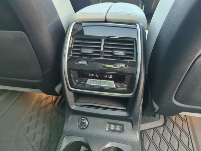 Used 2024 BMW X7 xDrive40i w/ M Sport Package AWD/4WD image 37