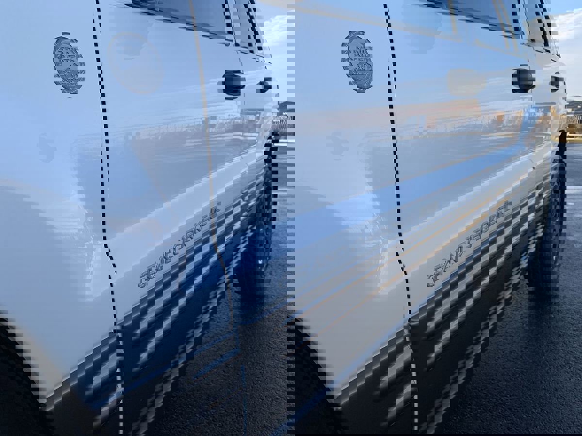 Used 2004 Jeep Grand Cherokee Laredo w/ Trailer Tow Prep Group image 13