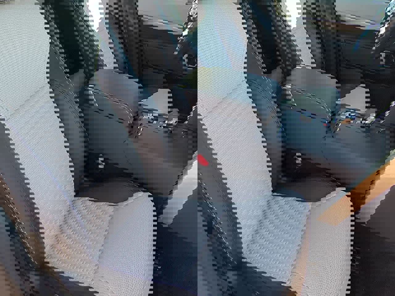 Used 2023 Land Rover Discovery S R-Dynamic image 22