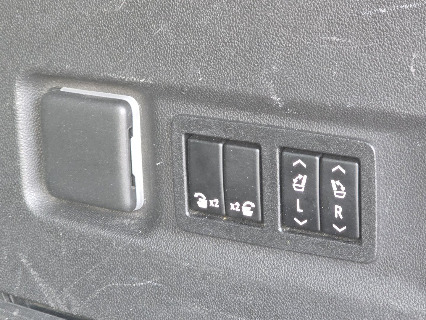 Used 2022 Chevrolet Suburban LT w/ LT Signature Plus Package image 18