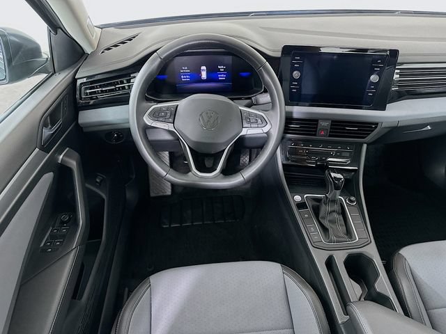 Used 2025 Volkswagen Jetta SE FWD image 4