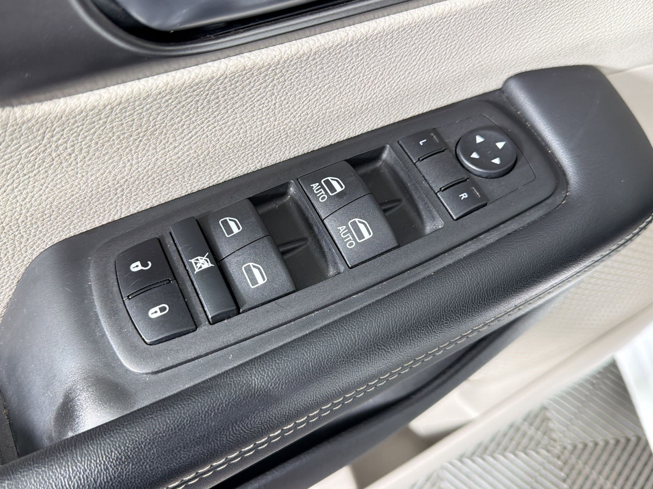 Used 2023 Chrysler Pacifica Touring-L FWD image 11