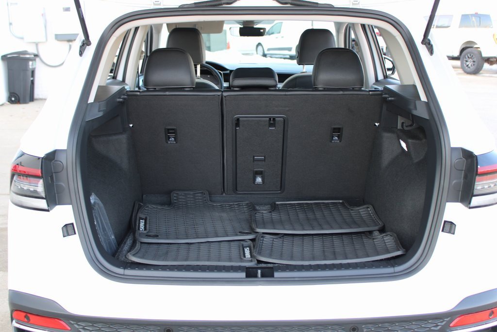 Certified 2025 Volkswagen Taos SE image 28