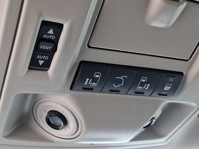Used 2016 Chrysler Town & Country Touring-L FWD image 26
