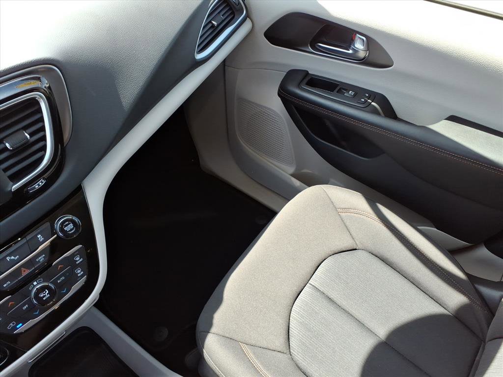 Used 2020 Chrysler Pacifica Touring image 33