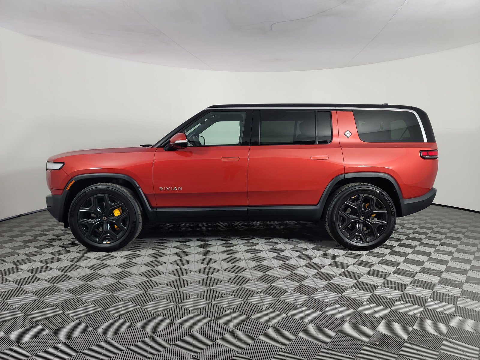 Used 2024 Rivian R1S Adventure image 2