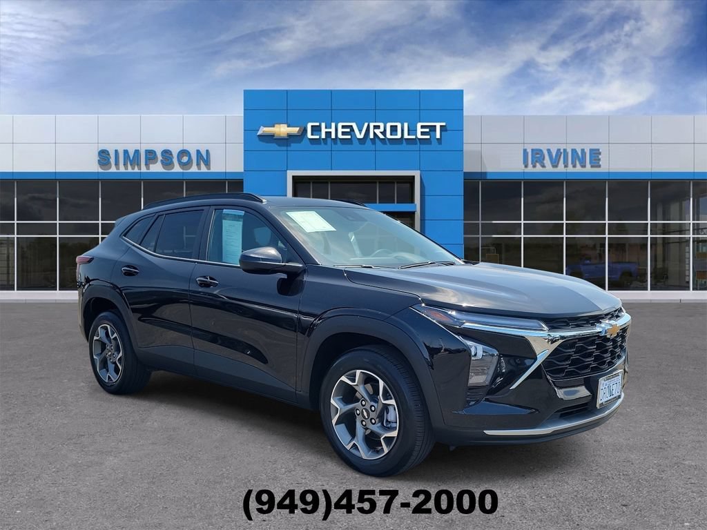 Used 2026 Chevrolet Trax LT FWD image 2