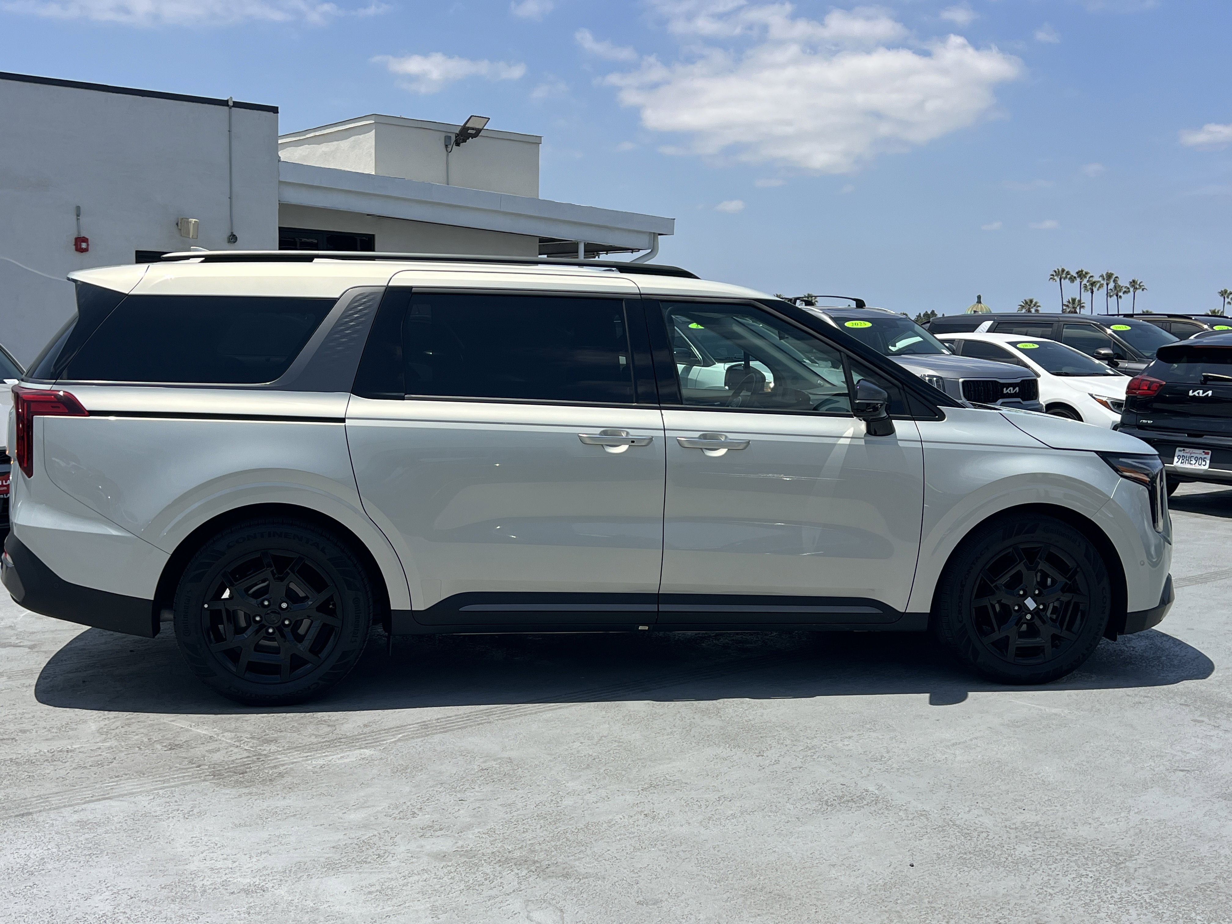 Certified 2026 Kia Carnival SX w/ SX Dark Edition Package FWD image 9