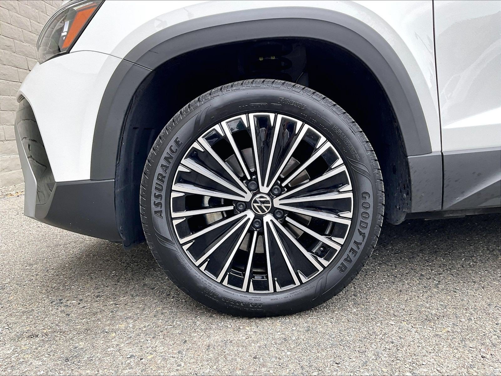 Certified 2025 Volkswagen Taos SE FWD image 8