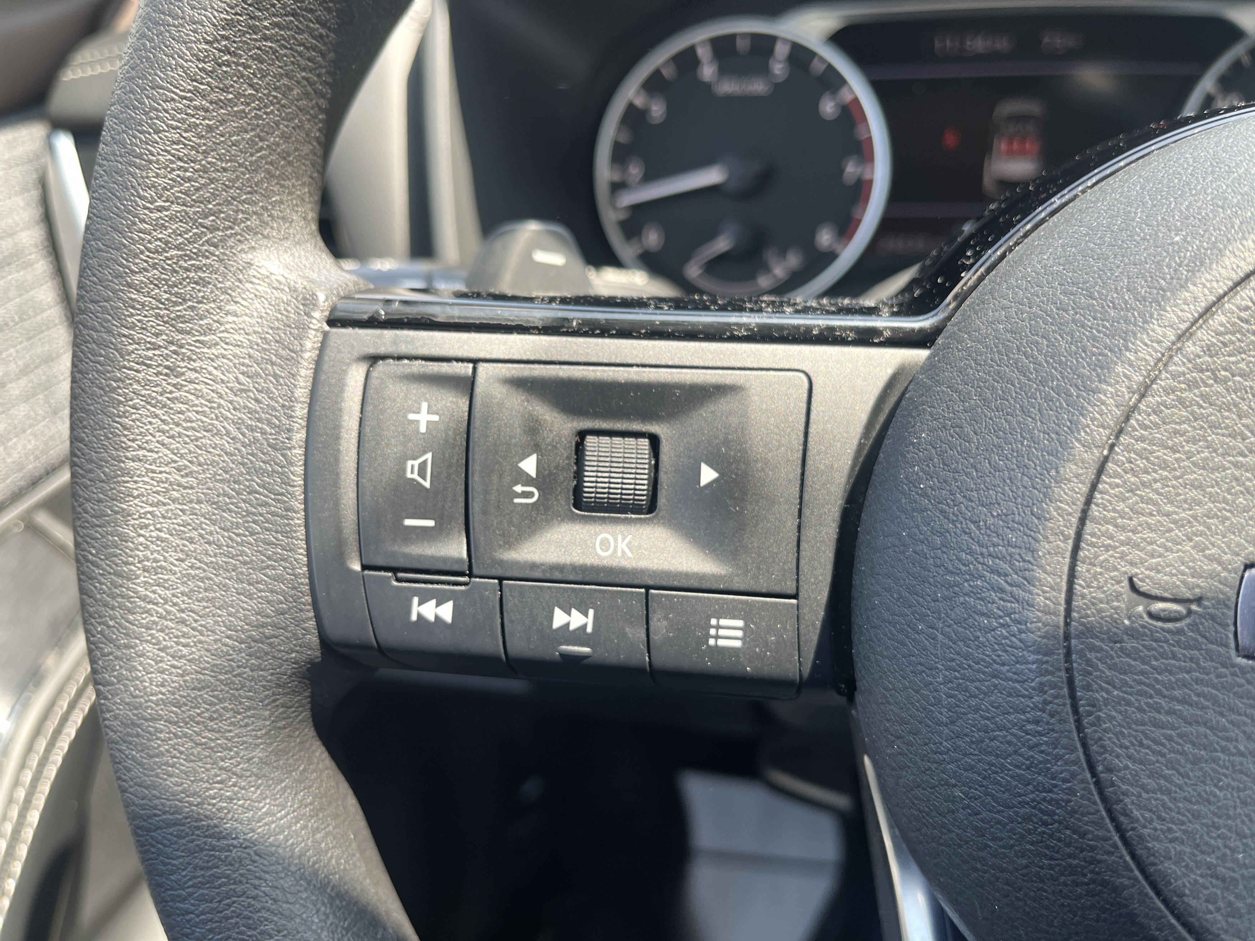Used 2023 Nissan Rogue SV AWD/4WD image 18