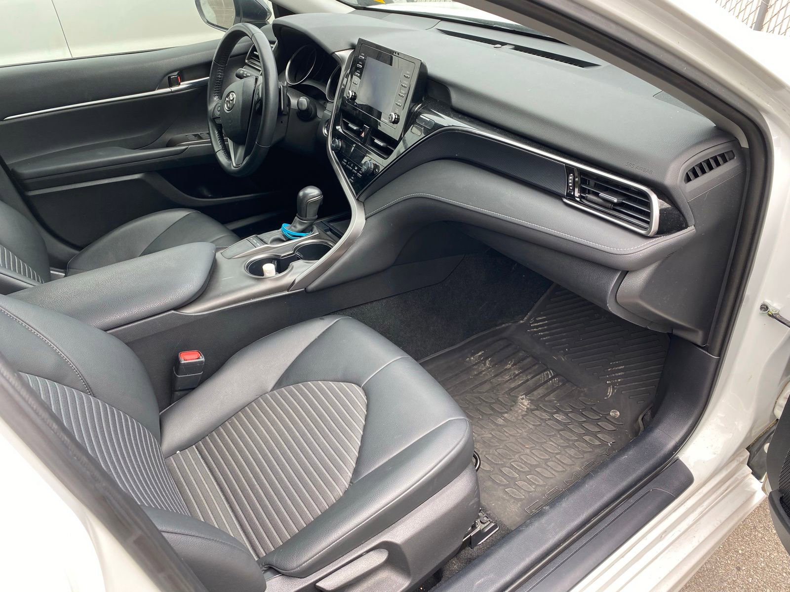 Used 2022 Toyota Camry SE w/ Convenience Package FWD image 7