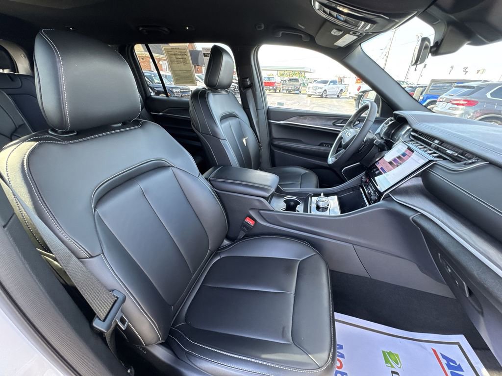 Used 2025 Jeep Grand Cherokee L Limited w/ Black Appearance Package image 25