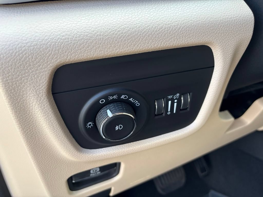 Used 2024 Jeep Grand Cherokee Limited RWD image 19