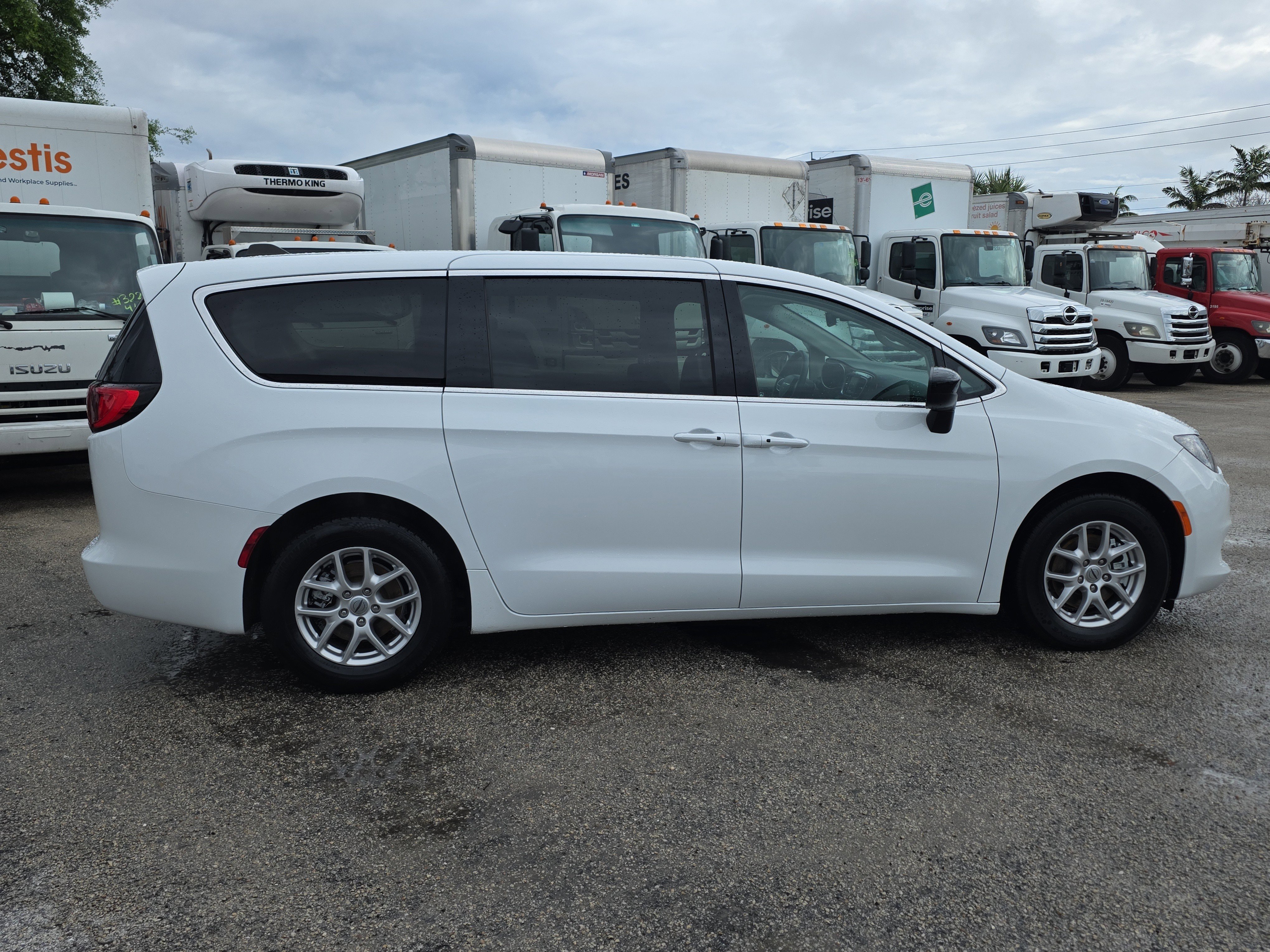 Used 2024 Chrysler Voyager LX FWD image 8