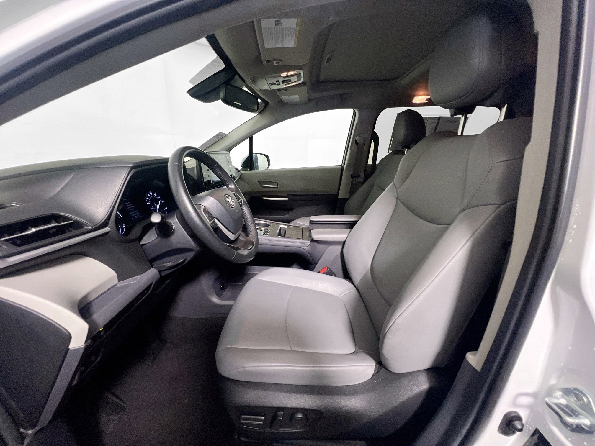 Used 2024 Toyota Sienna XLE FWD image 14
