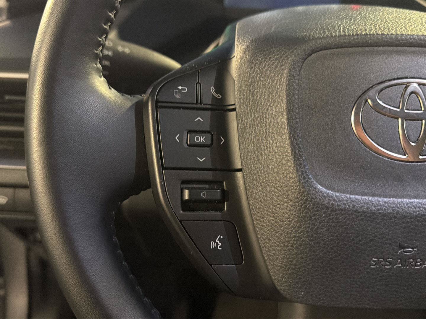 Certified 2025 Toyota Prius LE FWD image 20