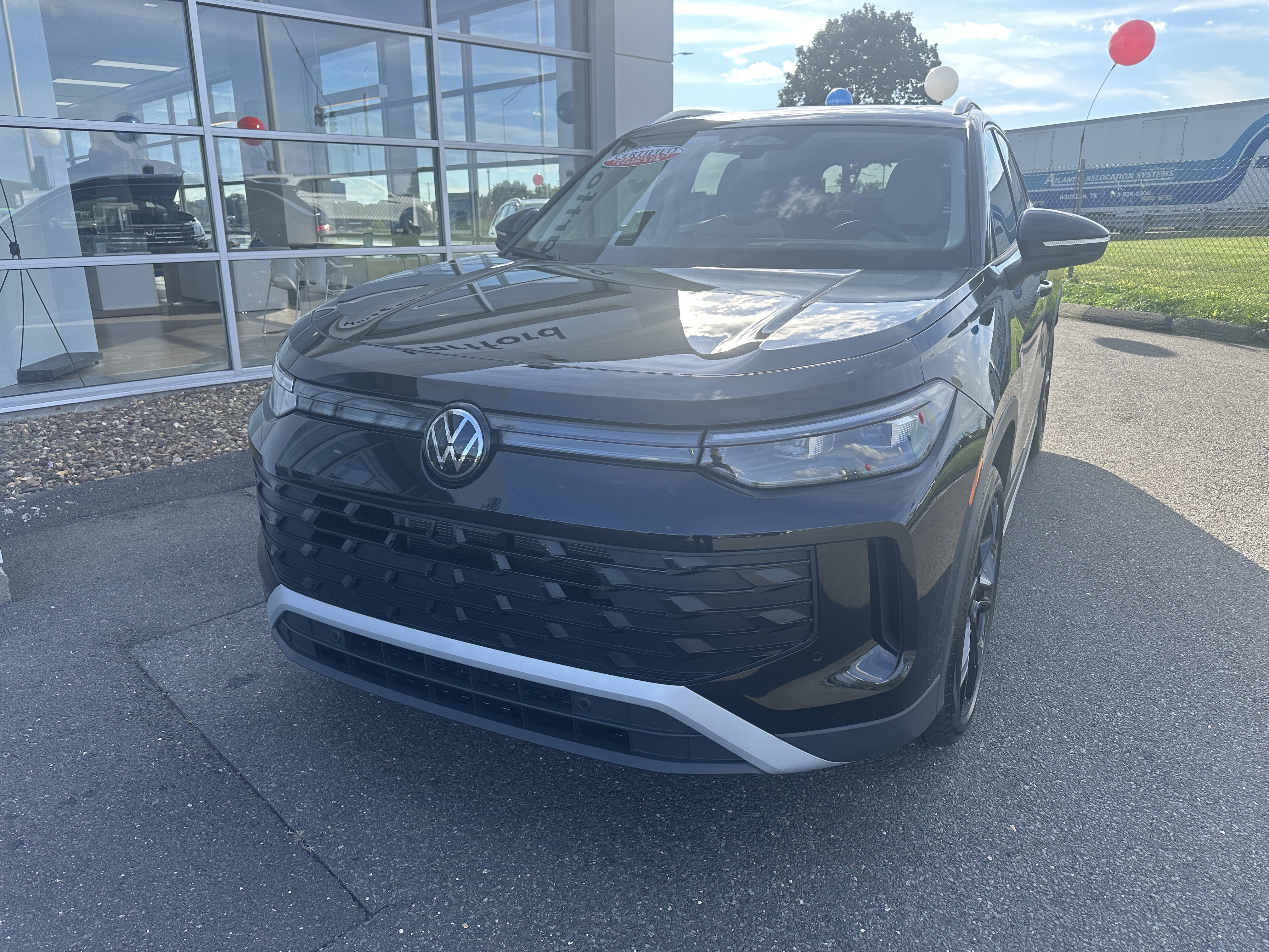 Certified 2025 Volkswagen Tiguan SE w/ Panoramic Sunroof Package AWD/4WD image 4