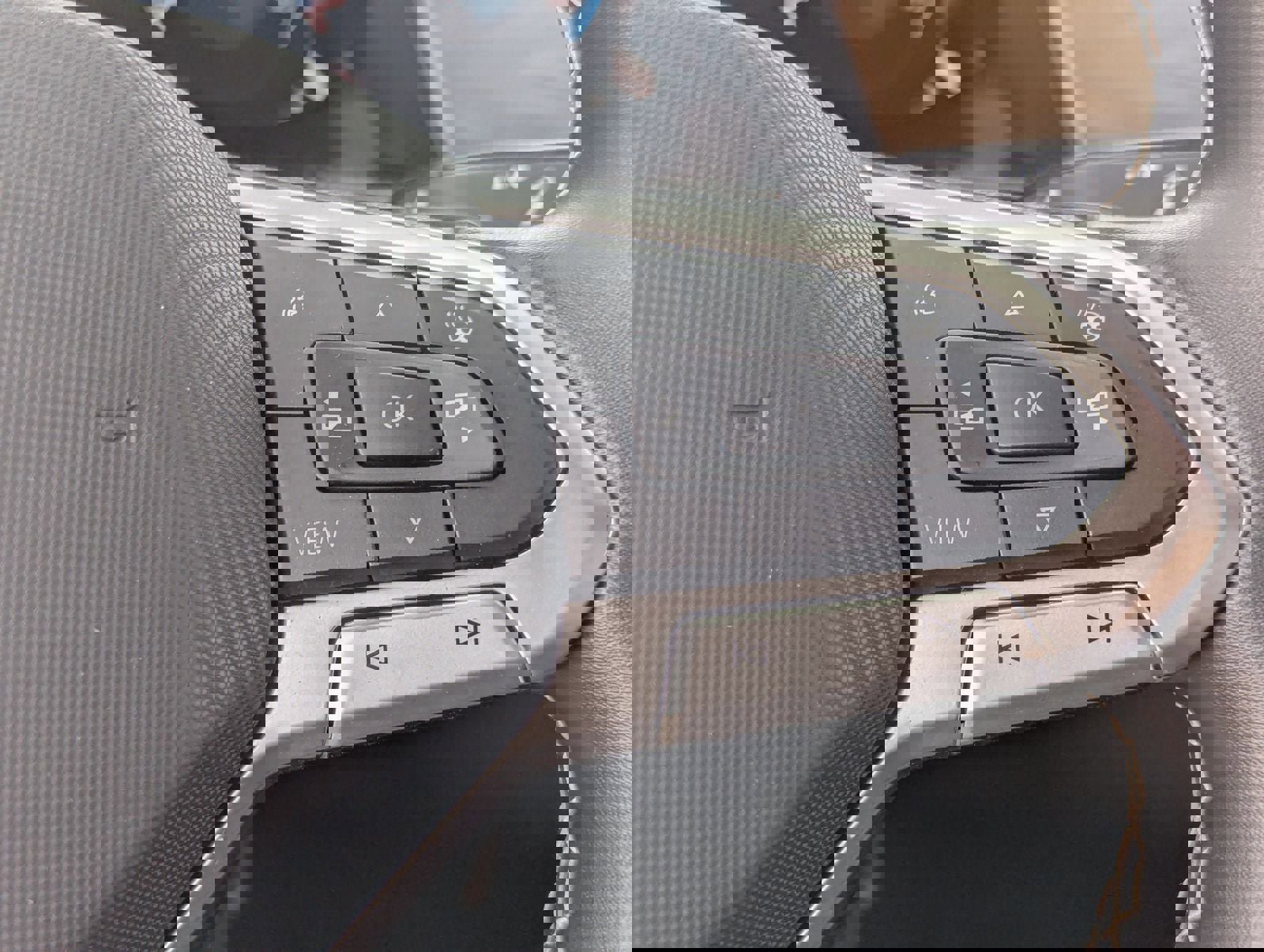 Used 2025 Volkswagen Atlas SE image 28