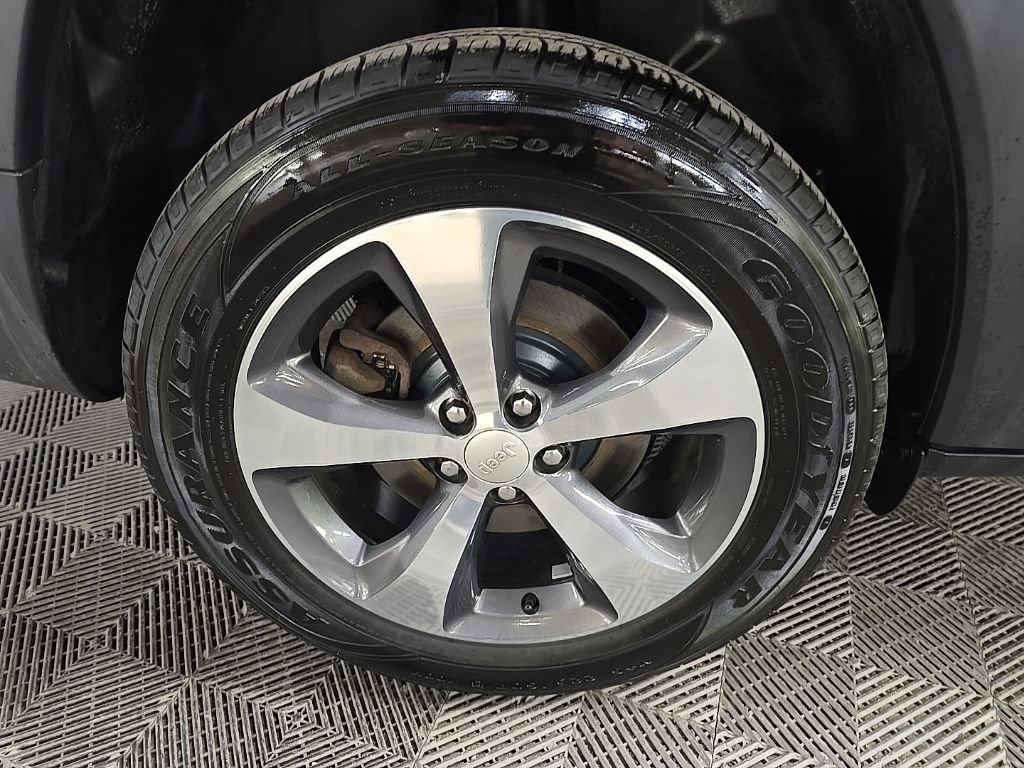 Used 2019 Jeep Cherokee Limited AWD/4WD image 14