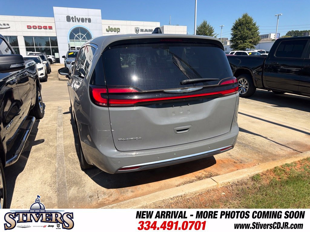 Used 2023 Chrysler Pacifica Touring-L FWD image 8