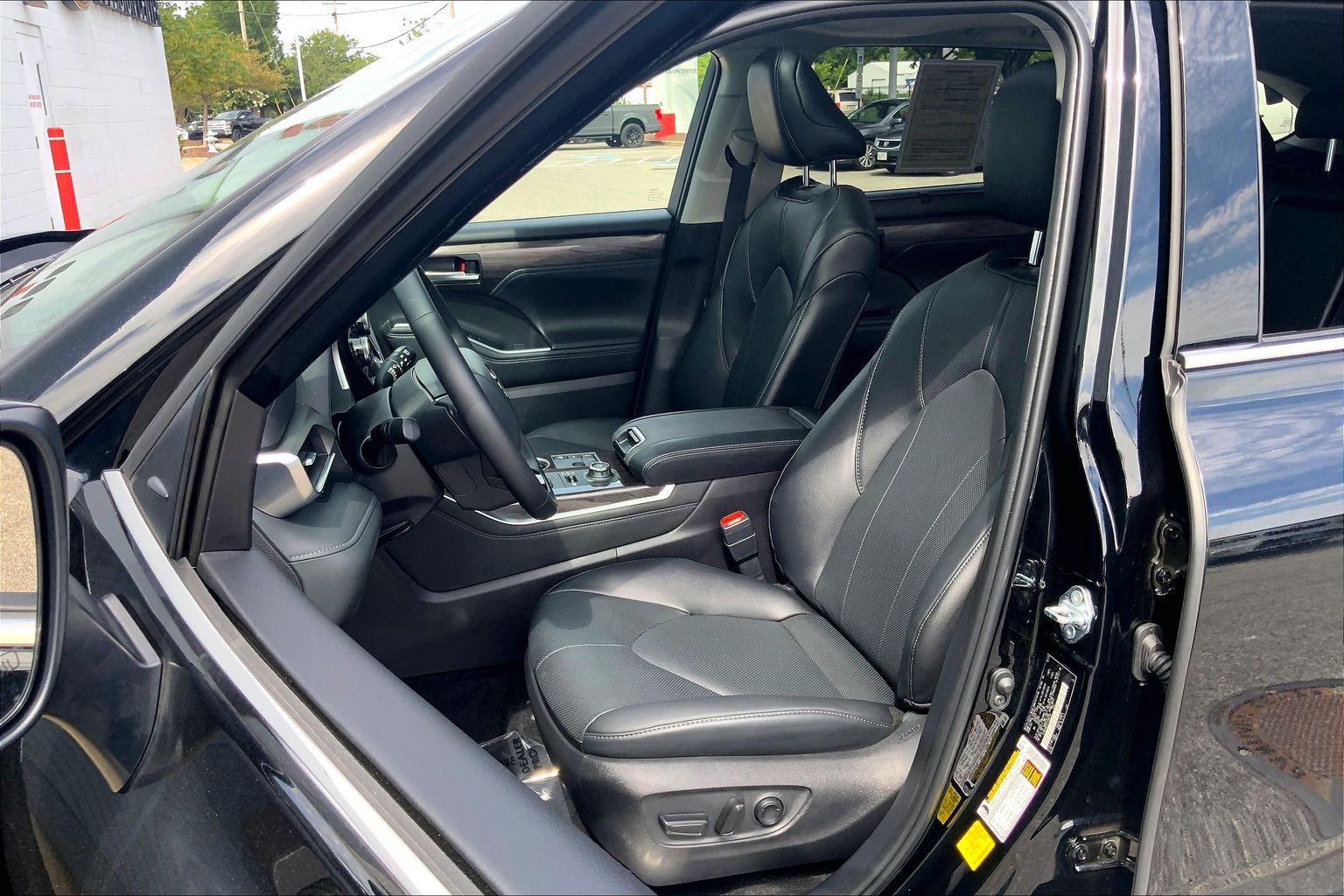 Used 2026 Toyota Highlander Limited AWD/4WD image 30