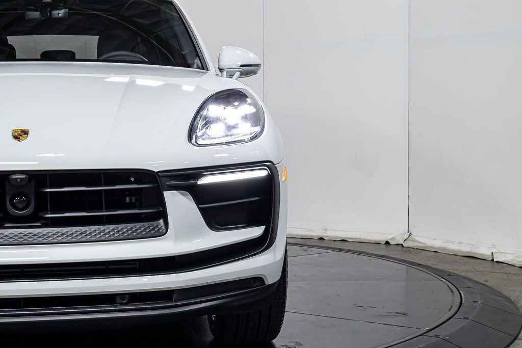 Certified 2025 Porsche Macan AWD/4WD image 21