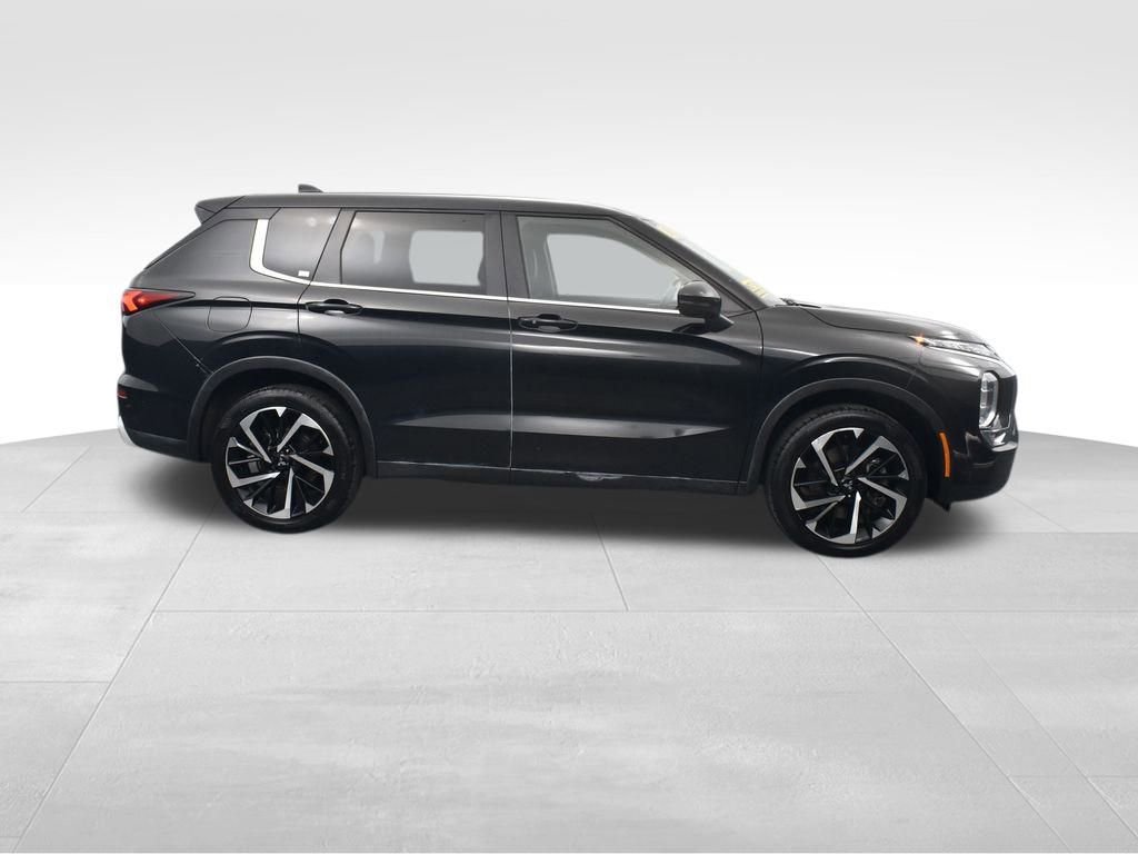 Used 2023 Mitsubishi Outlander SE image 3