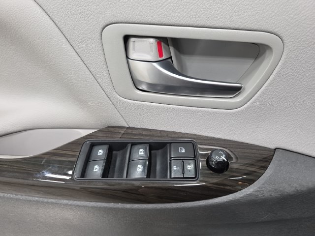 Certified 2020 Toyota Sienna XLE w/ XLE Navigation Package FWD image 25