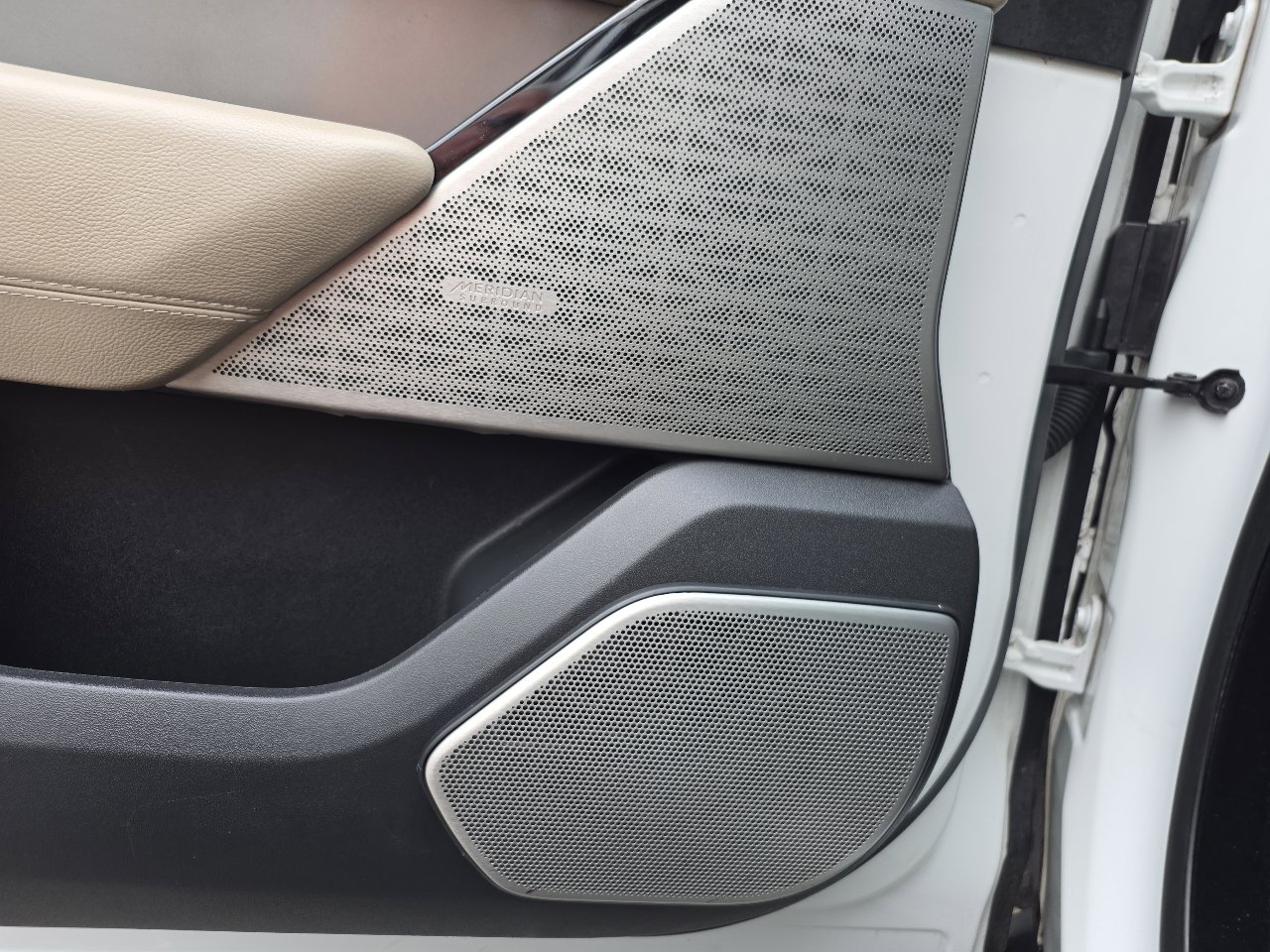 Used 2018 Land Rover Range Rover Velar S image 46