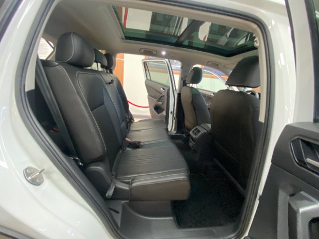 Used 2023 Volkswagen Tiguan SE w/ Panoramic Sunroof Package FWD image 24