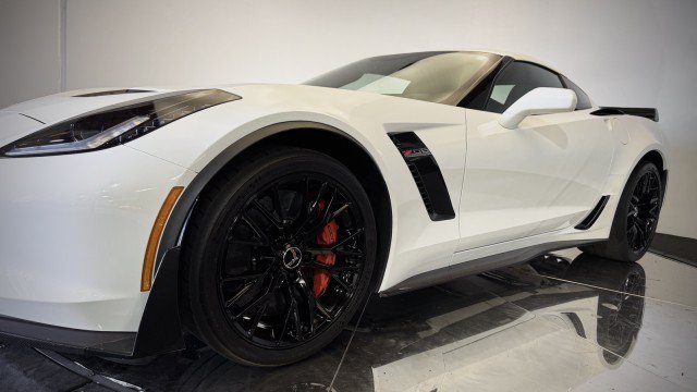 Used 2015 Chevrolet Corvette Z06 w/ 3LZ Preferred Equipment Group RWD image 23