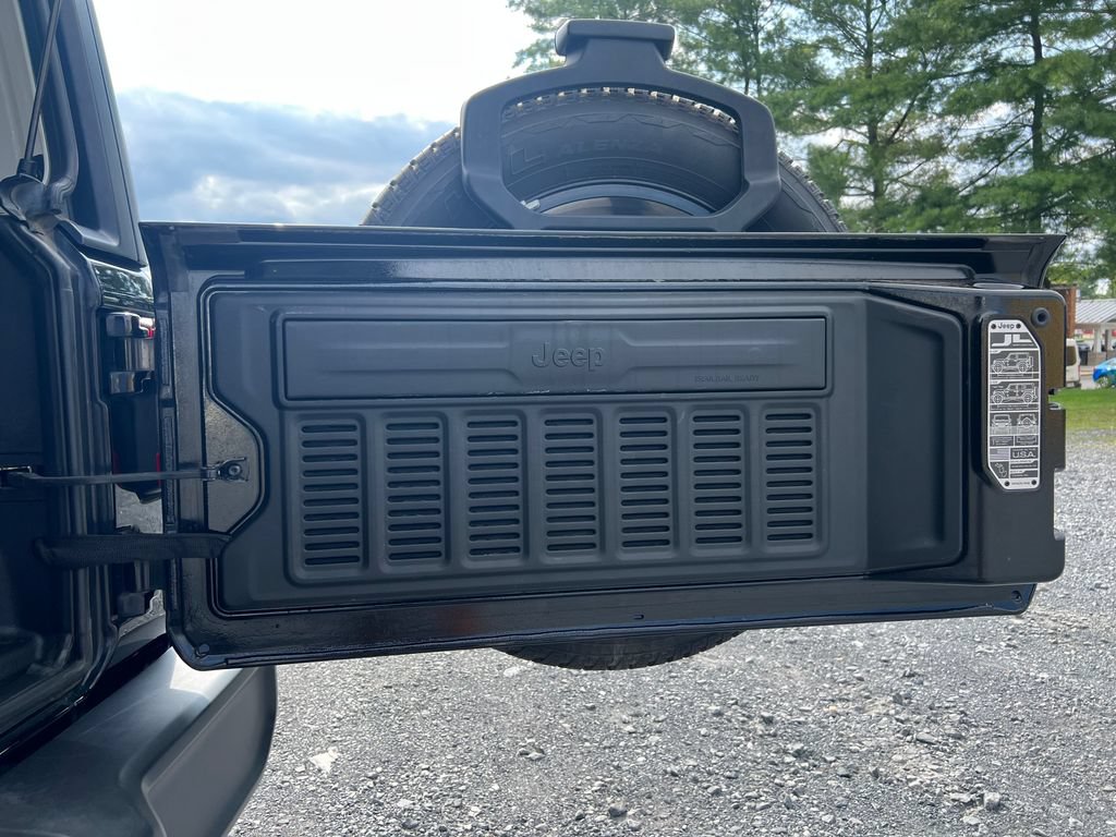 Used 2022 Jeep Wrangler Unlimited Sahara AWD/4WD image 17