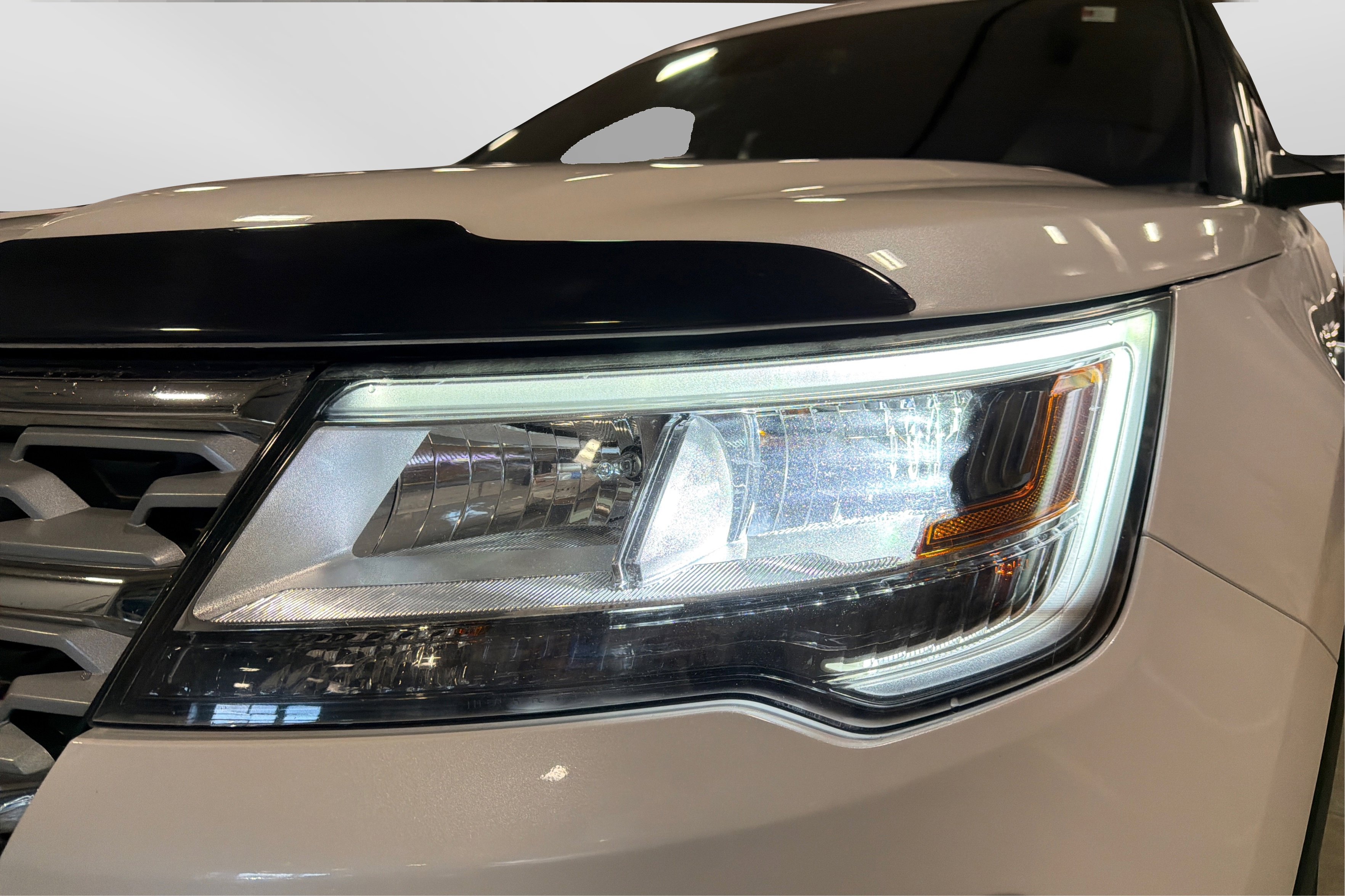 Used 2018 Ford Explorer XLT w/ Equipment Group 202A AWD/4WD image 13