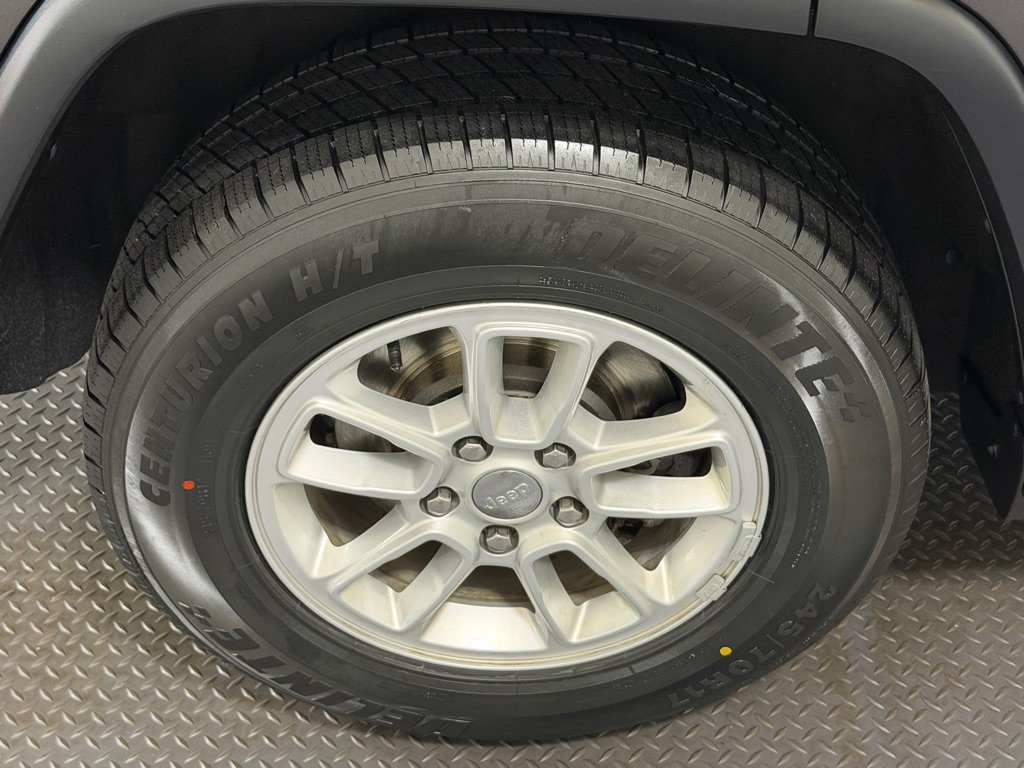Used 2020 Jeep Grand Cherokee Laredo AWD/4WD image 18