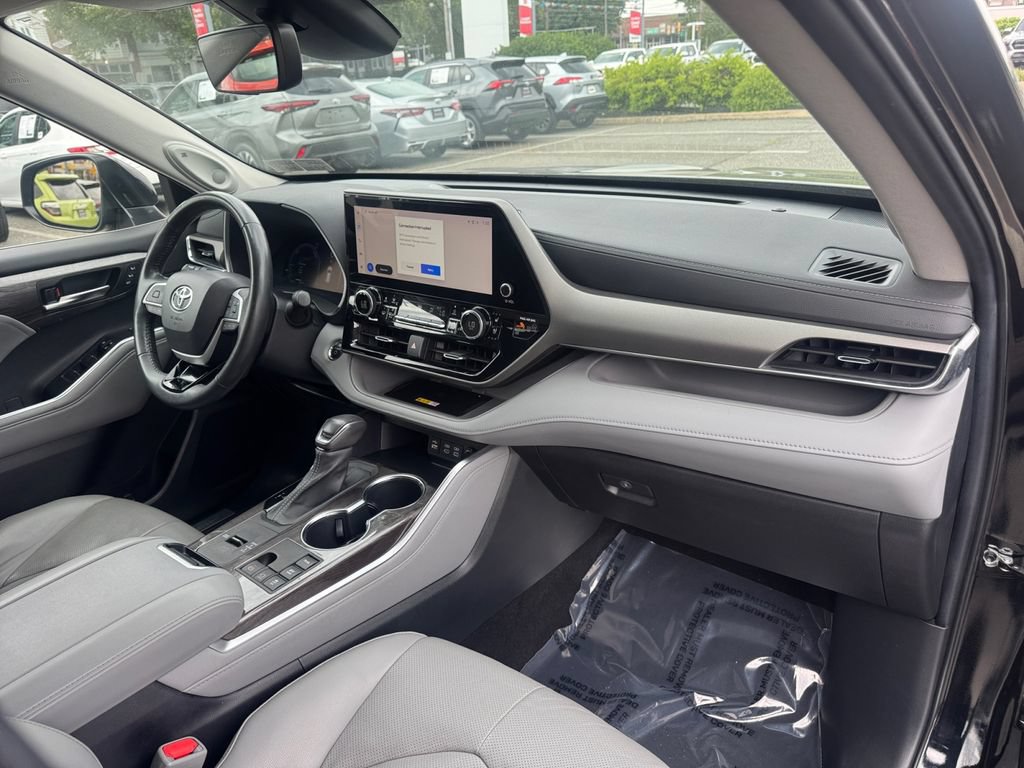 Used 2023 Toyota Highlander Limited AWD/4WD image 16